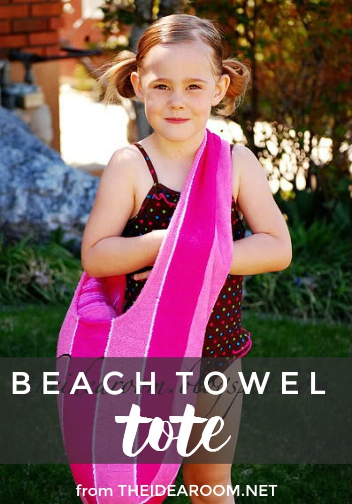 This beach towel tote is the perfect bag to take to the pool and beach this summer! via @somewhatsimple