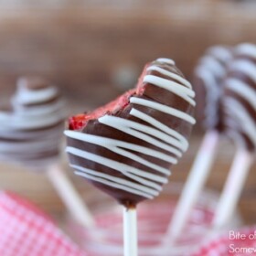 Chocolate Covered Strawberry Heart Pops | Valentine's Day | Easy Recipe