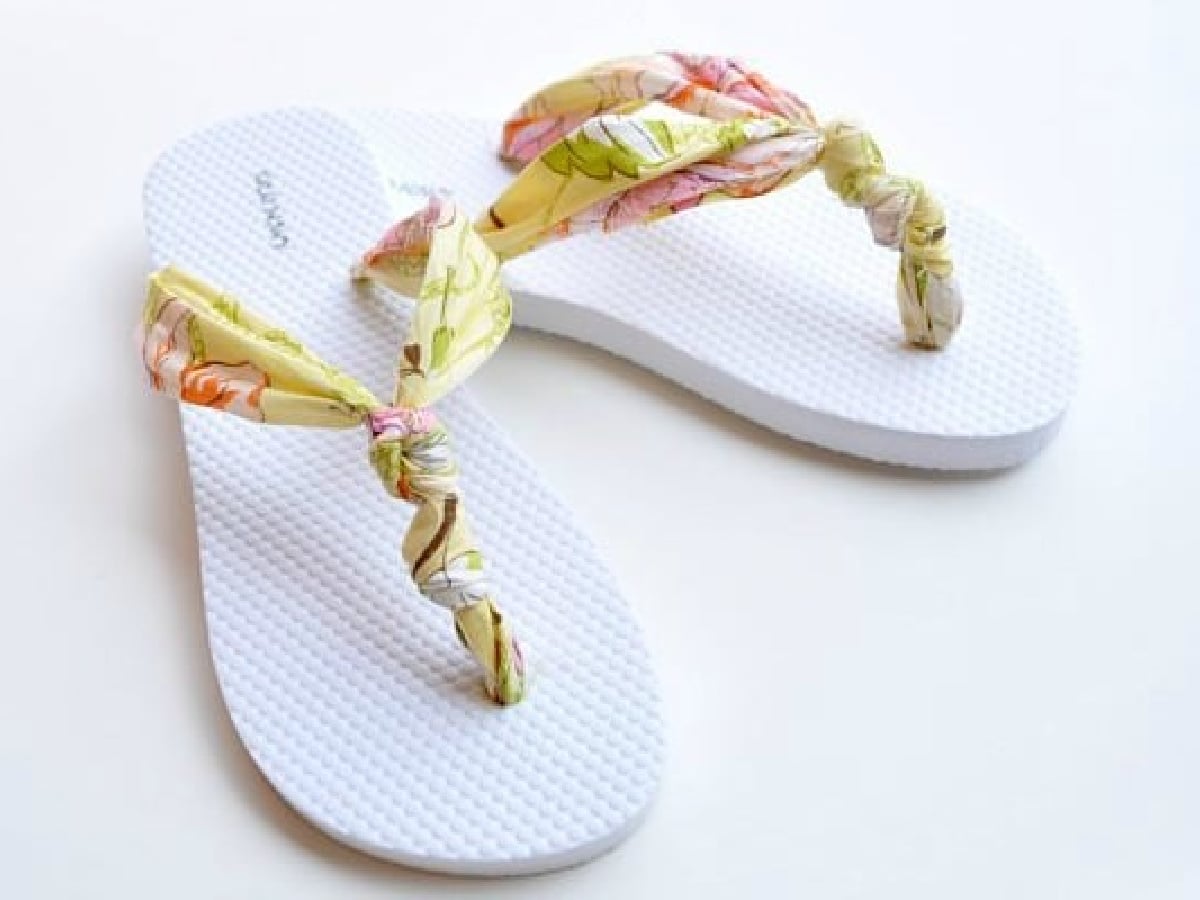 flip flops with fabric knots