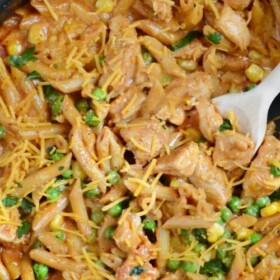 a pan of bbq chicken pasta