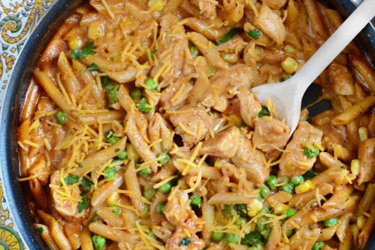 a pan of bbq chicken pasta