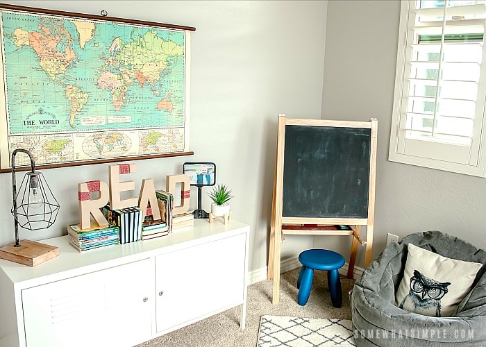 a boys room decorated to look like a school house