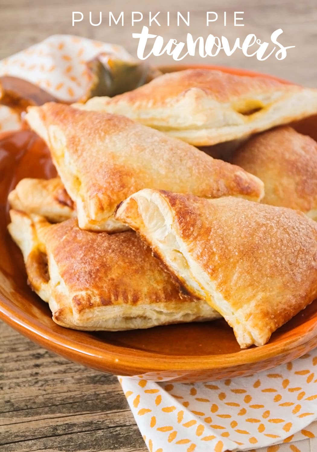  os turnovers de abóbora são a massa de sobremesa perfeita para desfrutar durante o outono. Eles são fáceis de fazer e ficam macios e escamosos todas as vezes! Você pode apreciá-los no café da manhã, brunch ou apenas um lanche da tarde e garantido para colocar um sorriso em seu rosto. via @ somewhatsimple 