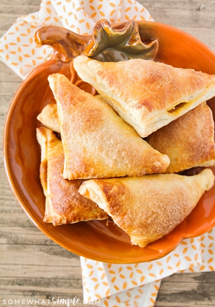 un tazón de empanadas de calabaza