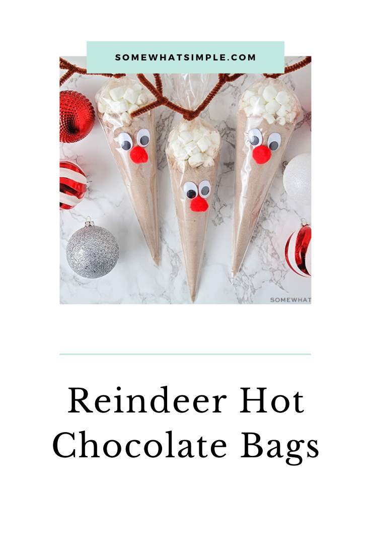 Reindeer hot chocolate bags are an easy and fun gift idea for this Holiday season.  Using just a few simple items, you can quickly make these adorable reindeer cocoa gifts for everyone on your list. This easy DIY Christmas gift idea is perfect for your neighbors or coworkers. via @somewhatsimple