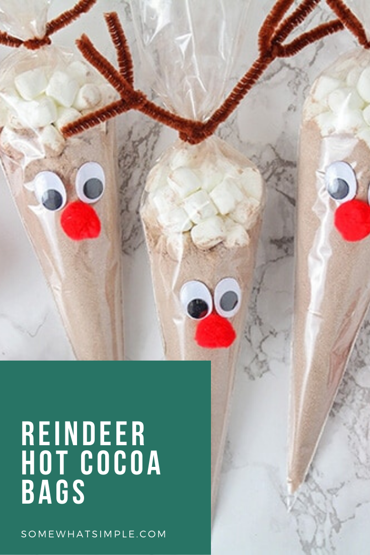 Reindeer hot chocolate bags are an easy and fun gift idea for this Holiday season.  Using just a few simple items, you can quickly make these adorable reindeer cocoa gifts for everyone on your list. This easy DIY Christmas gift idea is perfect for your neighbors or coworkers. via @somewhatsimple