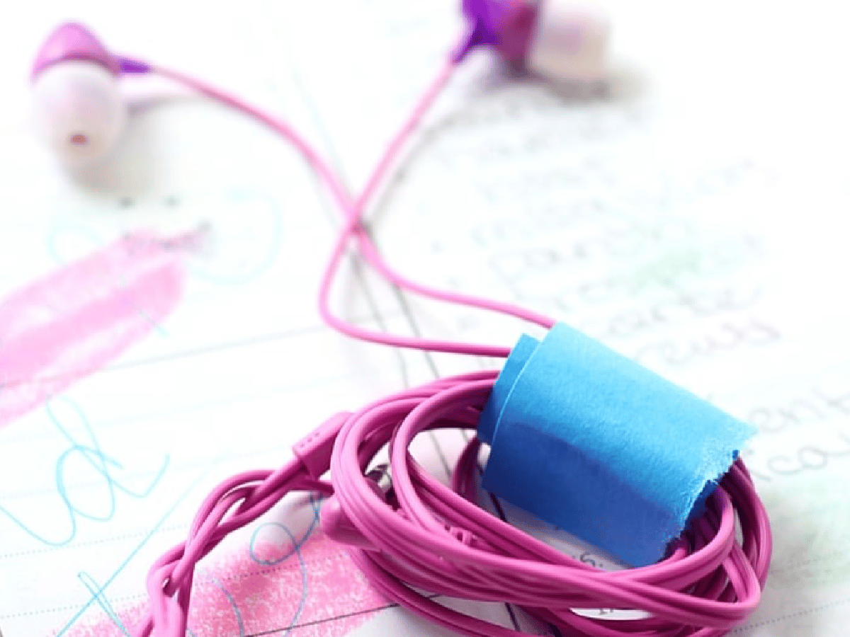using a sticky note to keep headphone cords organized