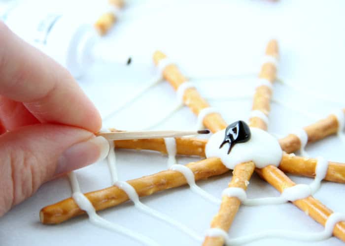 spider pretzel cookies