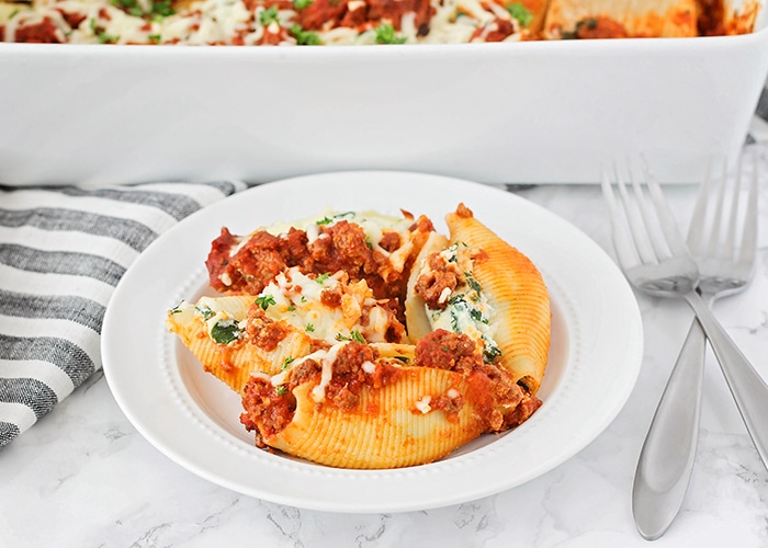 These cheesy spinach stuffed shells taste totally amazing, and are so easy to make. A restaurant-quality meal that you can make at home!