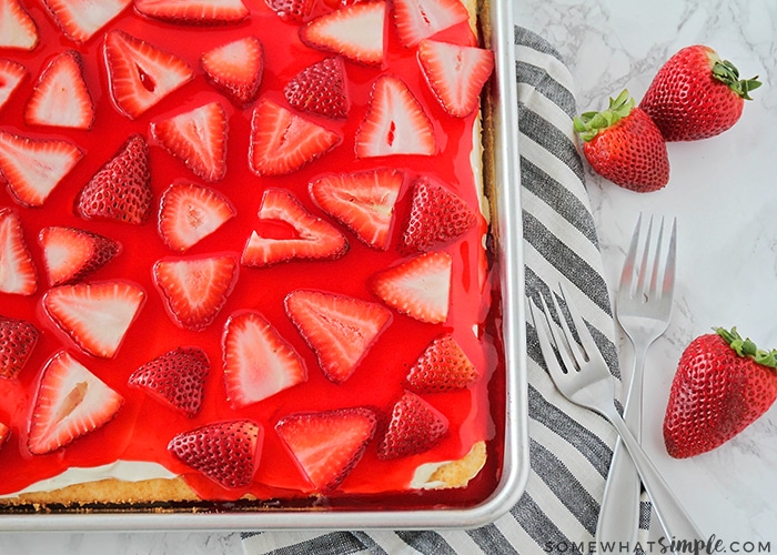 close up of an easy strawberry cake recipe