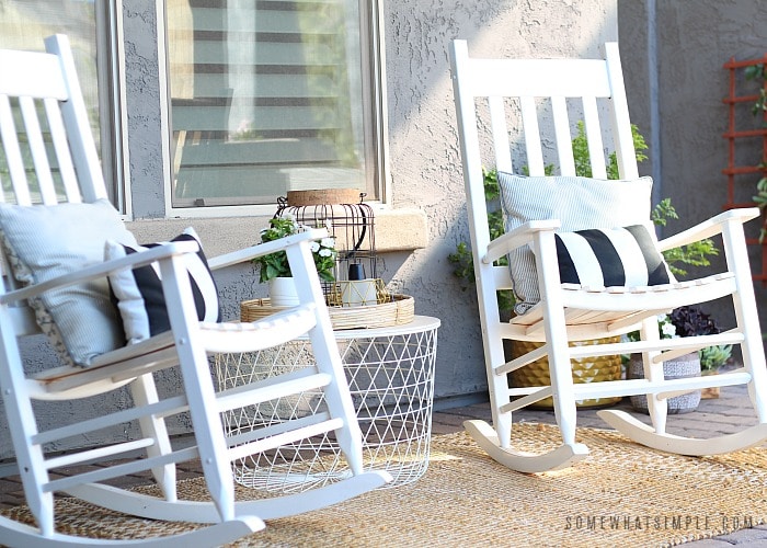 rocking chairs in courtyard