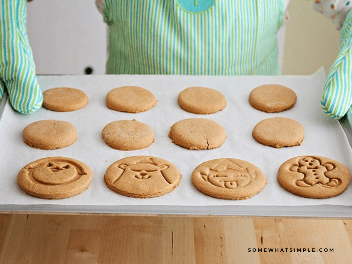 baking tray with baked gingerbread cookies on it