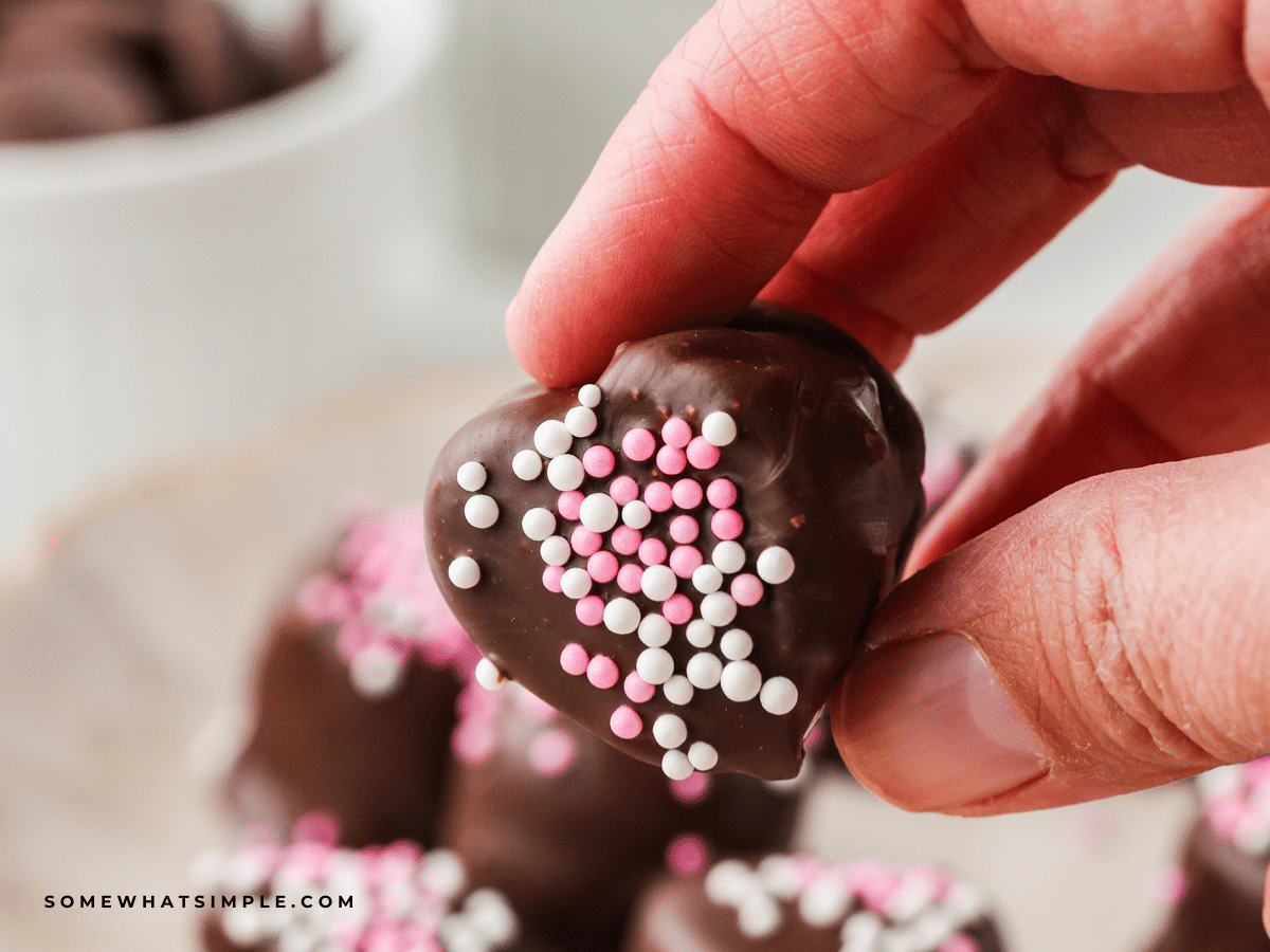woman's hand holding a Valentine Smore Bite