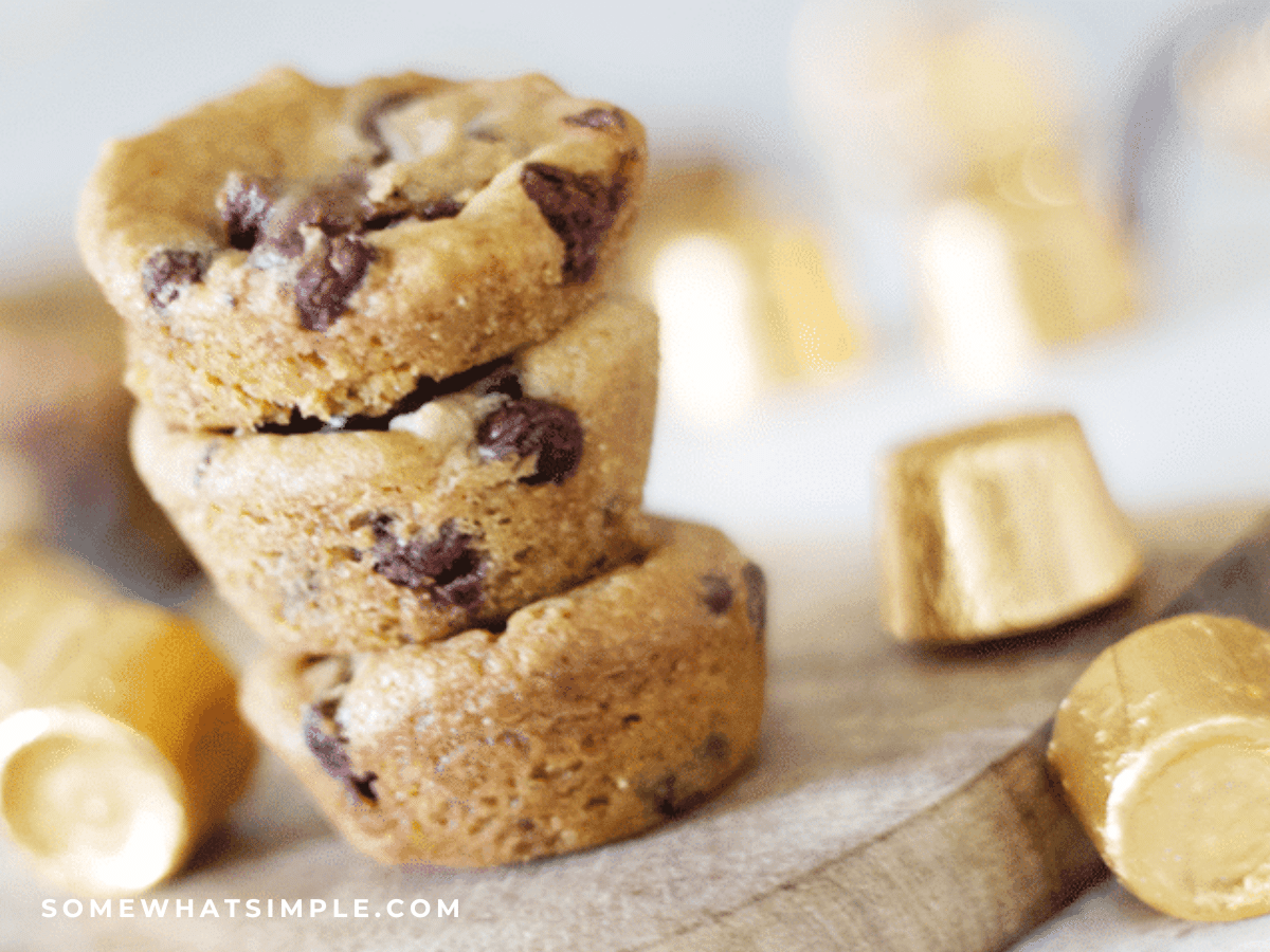 3 rolo cookie bites stacked on a round cutting board