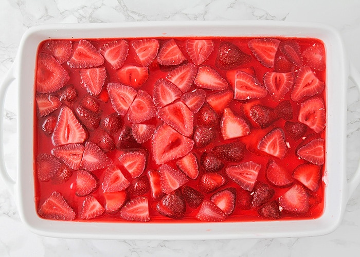 a pan of strawberry pretzel salad