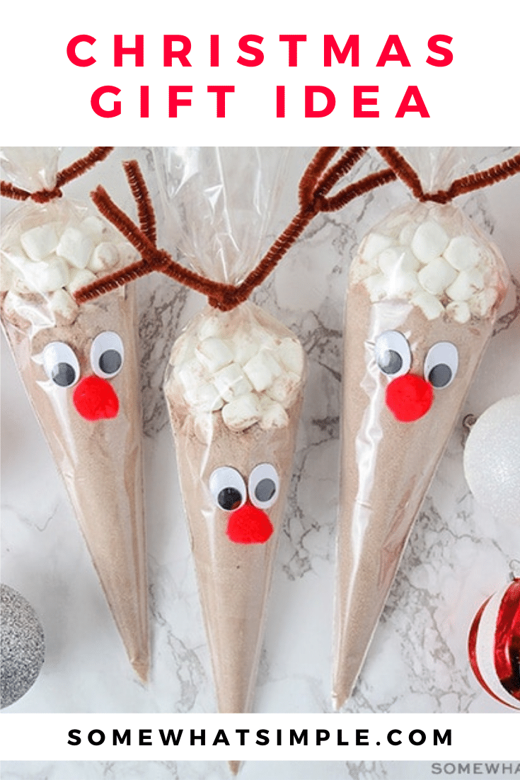 Reindeer hot chocolate bags are an easy and fun gift idea for this Holiday season.  Using just a few simple items, you can quickly make these adorable reindeer cocoa gifts for everyone on your list. This easy DIY Christmas gift idea is perfect for your neighbors or coworkers. via @somewhatsimple