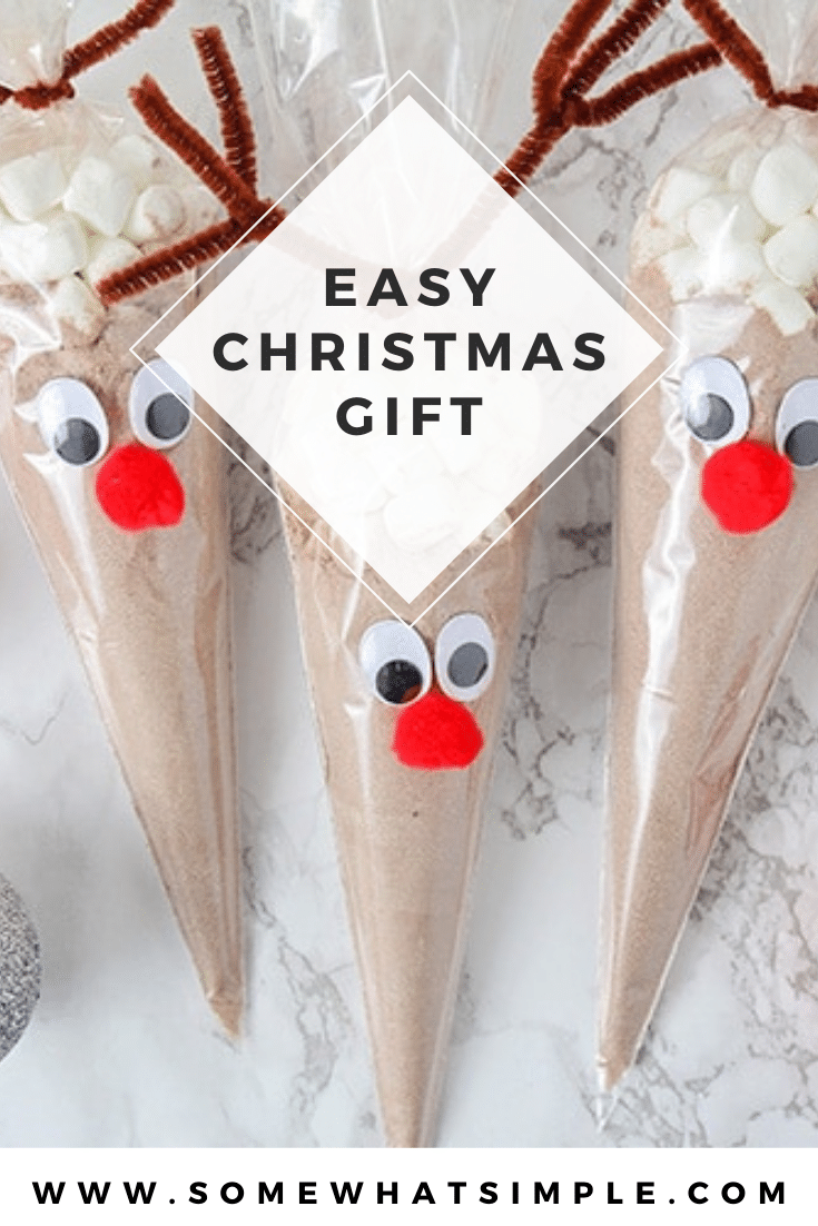 Reindeer hot chocolate bags are an easy and fun gift idea for this Holiday season.  Using just a few simple items, you can quickly make these adorable reindeer cocoa gifts for everyone on your list. This easy DIY Christmas gift idea is perfect for your neighbors or coworkers. via @somewhatsimple