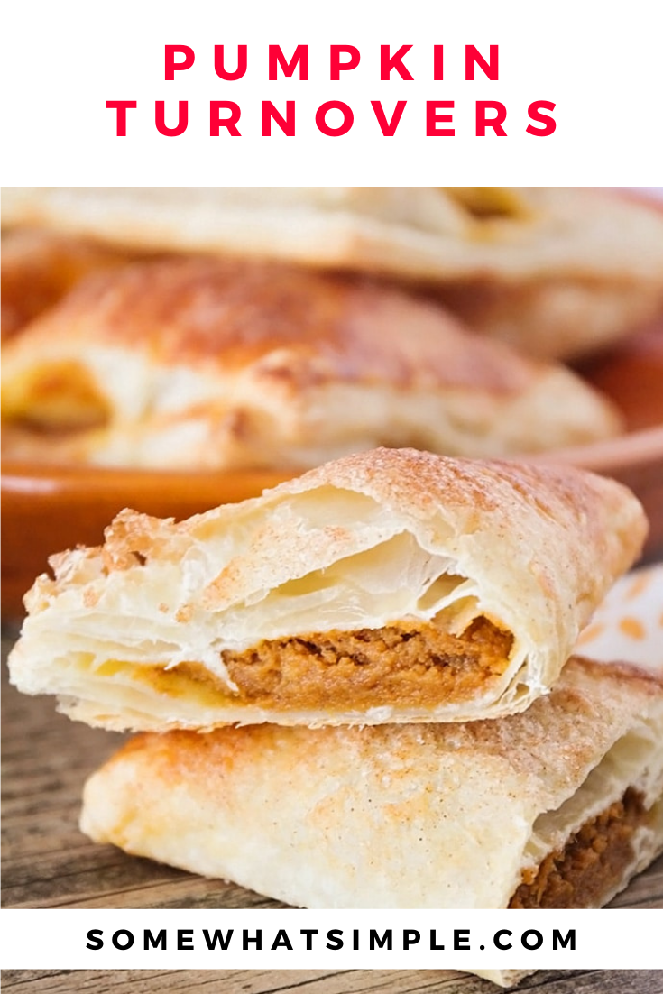 pumpkin turnovers sunt patiseria perfectă pentru desert pentru a vă bucura în timpul toamnei. Sunt ușor de făcut și se dovedesc moi și fulgi de fiecare dată! Vă puteți bucura de ele pentru micul dejun, brunch sau doar o gustare după-amiaza și garantat pentru a pune un zambet pe fata ta. via @ somewhatsimple 