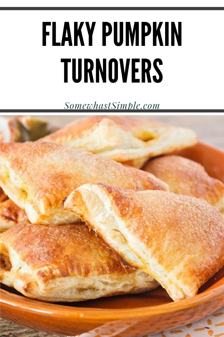  os turnovers de abóbora são a massa de sobremesa perfeita para desfrutar durante o outono. Eles são fáceis de fazer e ficam macios e escamosos todas as vezes! Você pode apreciá-los no café da manhã, brunch ou apenas um lanche da tarde e garantido para colocar um sorriso em seu rosto. via @ somewhatsimple