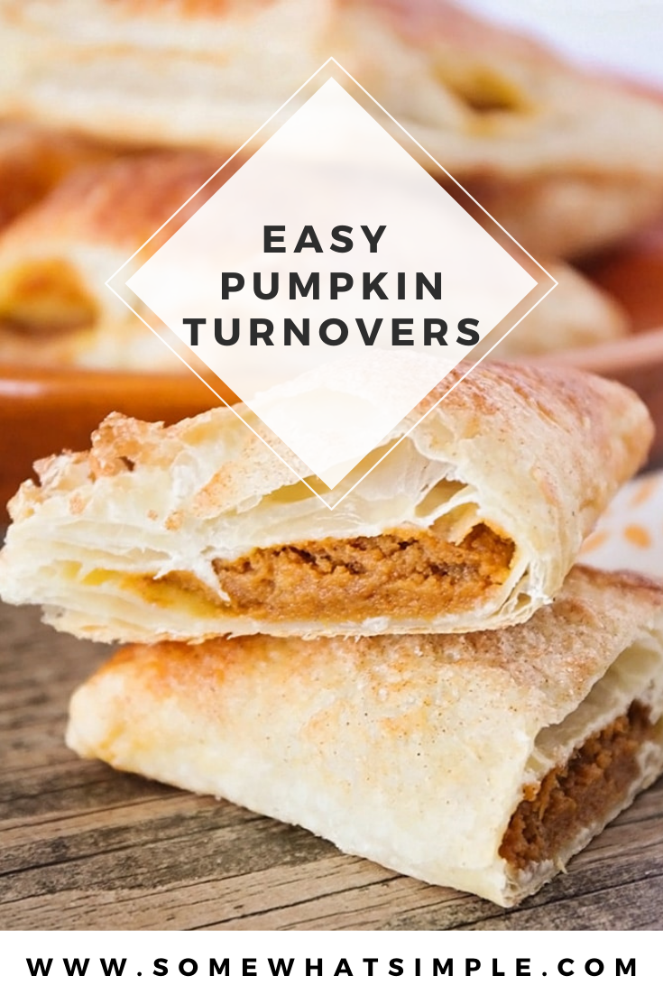 Pompoen turnovers zijn het perfecte dessert gebak om van te genieten tijdens de herfst. Ze zijn gemakkelijk te maken en blijken zacht en schilferig elke keer! U kunt genieten van hen voor ontbijt, brunch of gewoon een middag snack en gegarandeerd een glimlach op je gezicht. via @somewhatsimple