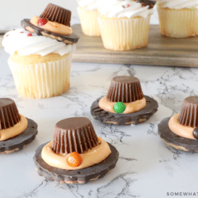 cookies decorated like pilgrim hats