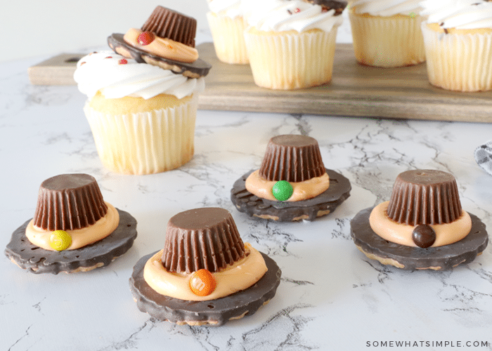 cookies decorated like pilgrim hats 