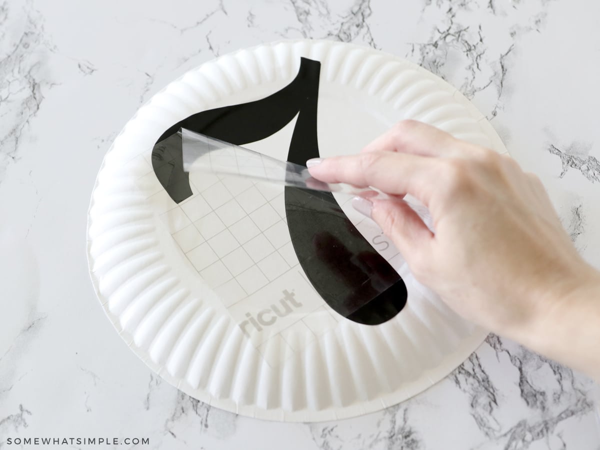 applying numbers to a paper plate