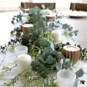 fall tablescape idea with greenery and candles