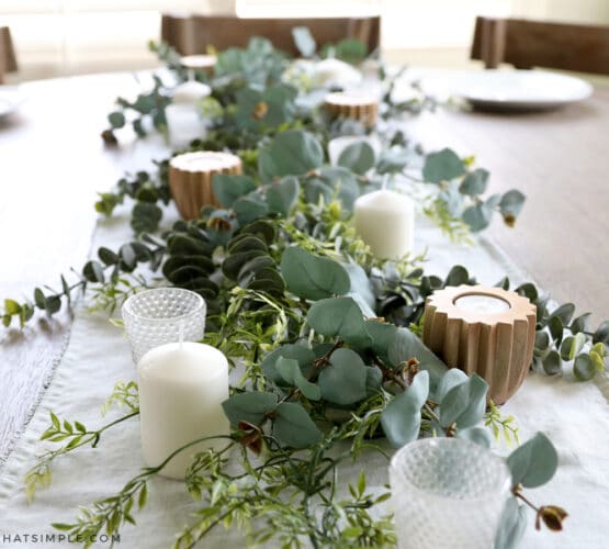 fall tablescape idea with greenery and candles