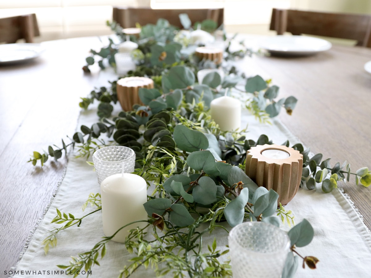 fall tablescape idea with greenery and candles