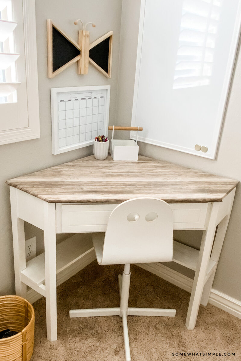 corner desk in a girls bedroom