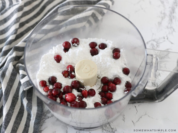 mixig fresh cranberries with white sugar