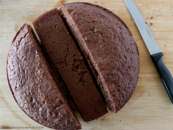 stacking 2 round cakes on top of each other