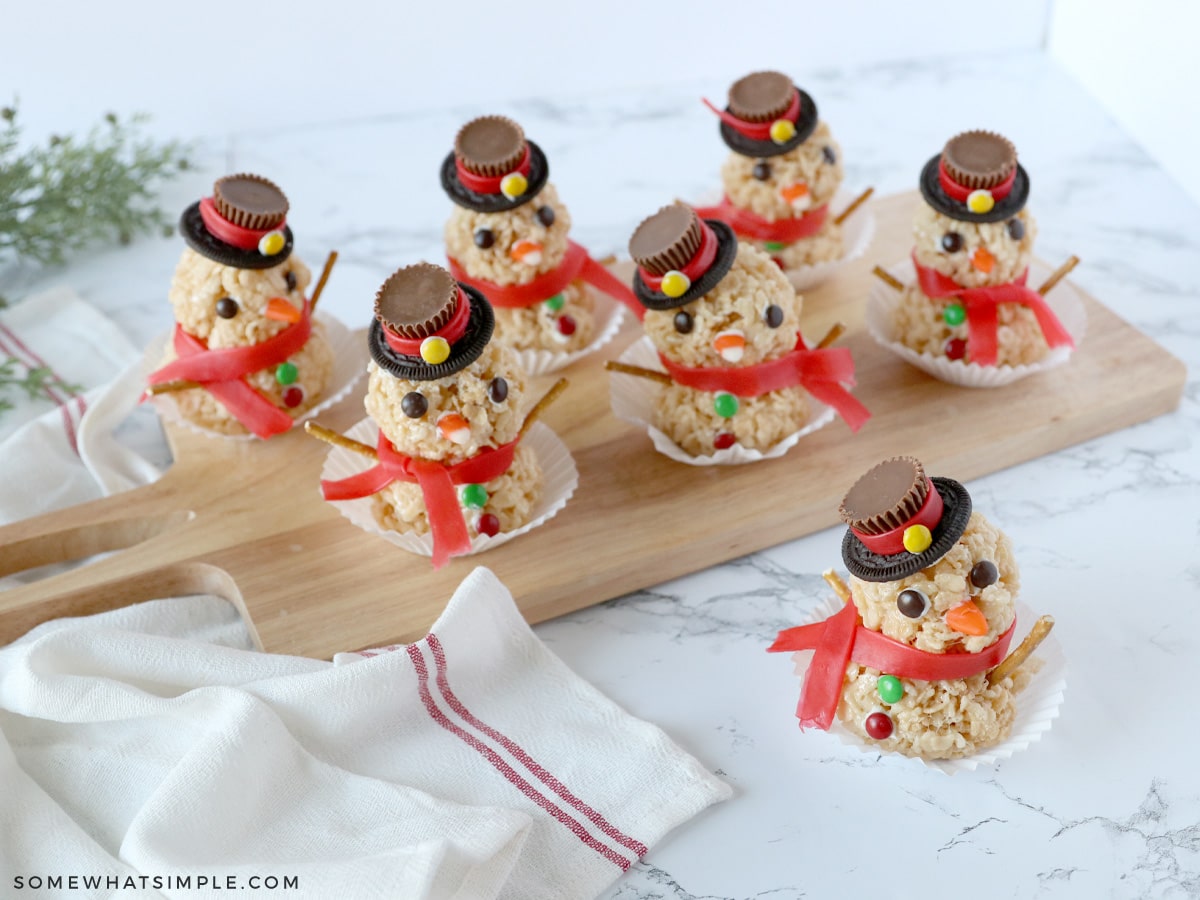 7 snowmen made from rice krispie treats