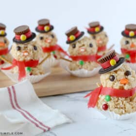 finsihed rice krispy treat snowmen